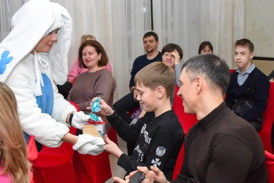 фото - 13 декабря во Дворце культуры города Амурска. Аукцион «В гостях у Снегурочки»,
