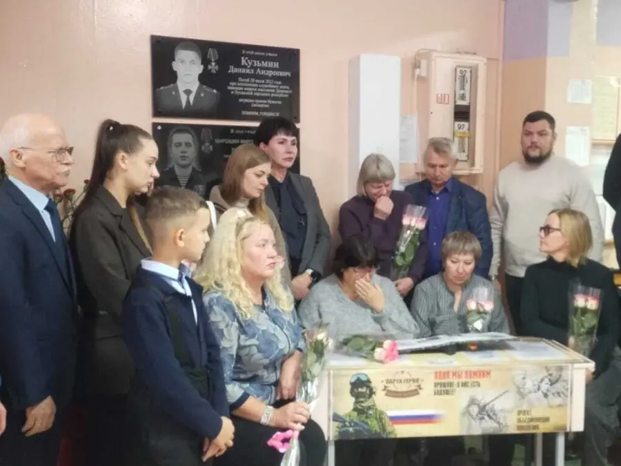 Сегодня в МБОУ СОШ № 3 и МБОУ СОШ № 5 г. Амурска состоялись торжественные и памятные мероприятия, посвящённые открытию «Парт Героя»